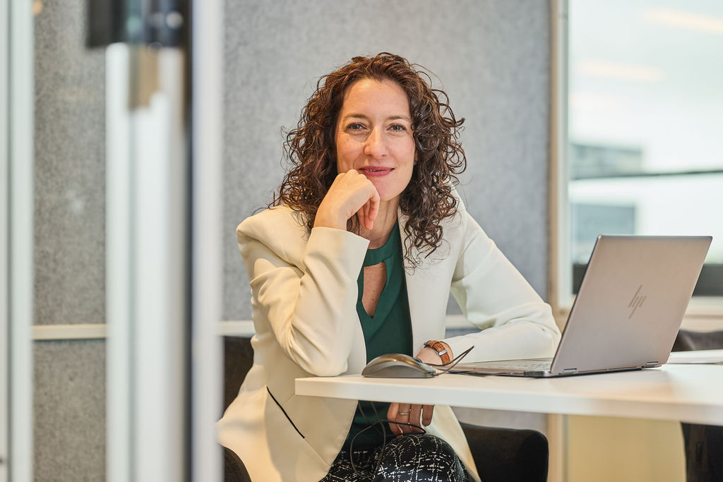 vrouw achter buro